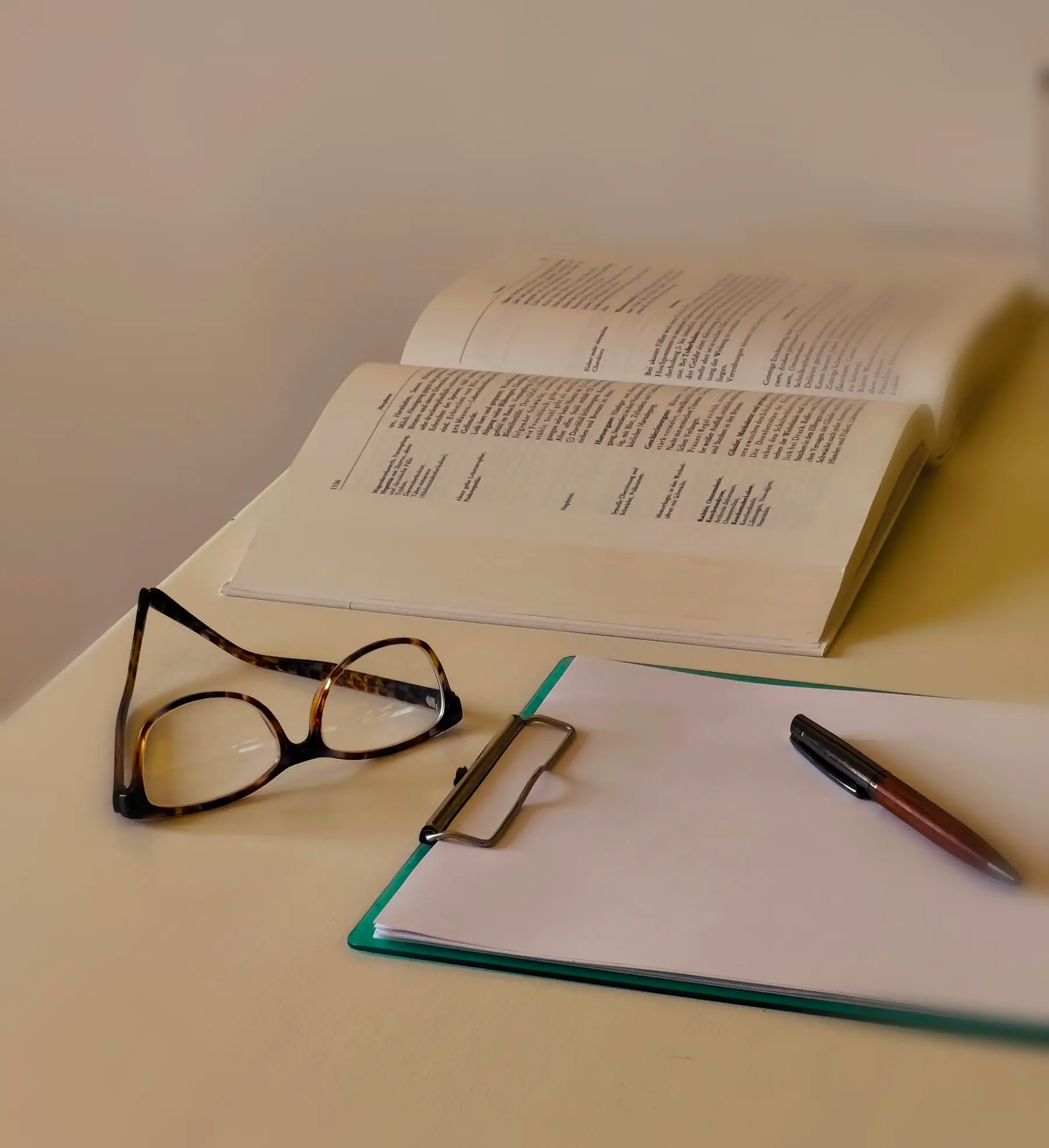 Stručna literatura i individualni pristup klijentu tijekom detaljne homeopatske anamneze u ordinaciji u Puli.